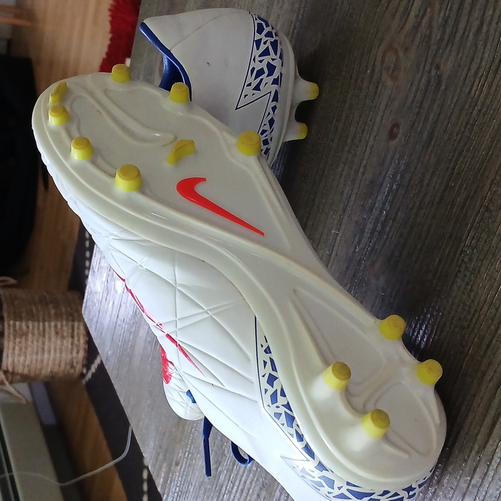 Nike Soccer Cleats - Picture 5 of 8